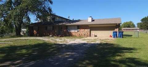 901 N Hopi Avenue, Chouteau, OK 74337
