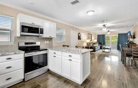830 Meadowlark Ln, Delray Beach, FL 33445
