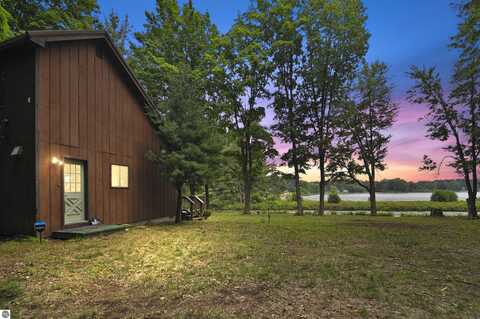 484 Autumn Road, Cadillac, MI 49601