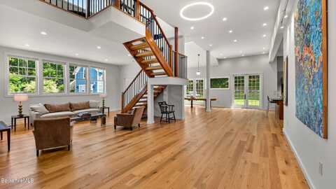 160 High St, Lee, MA 01238