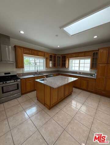 8446 Fenwick St, Sunland, CA 91040