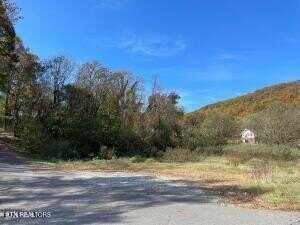 909 E Walden St, La Follette, TN 37766