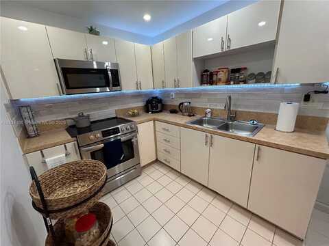 8251 NW 8th St, Miami, FL 33126