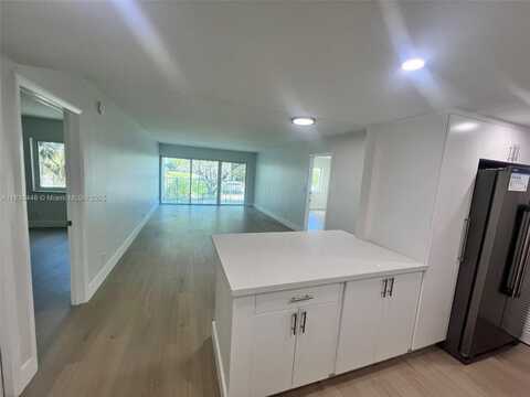 100 Lakeview Dr, Weston, FL 33326
