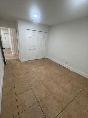221 NE 40th St, Oakland Park, FL 33334