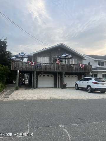 18 19th Street, Surf City, NJ 08008