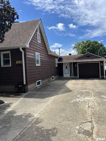 1712 E WASHINGTON Street, Clinton, IL 61727