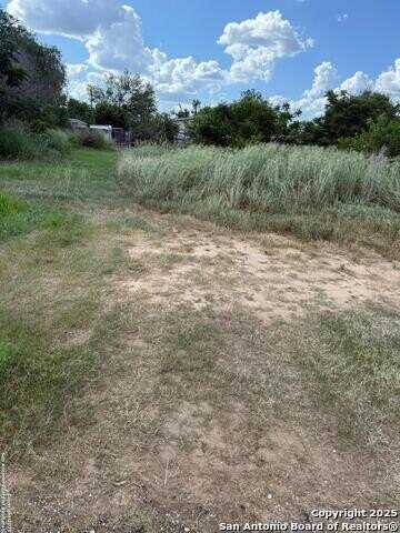 231 4th, Elmendorf, TX 78112