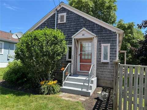 44 Crest Street, Middletown, RI 02842