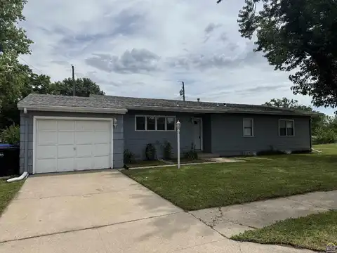 6820 SW Knoll CT, Topeka, KS 66619