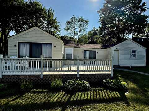 2925 Lakeshore Drive, Gladwin, MI 48624