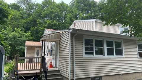 69 Riverside Dr, Oakland, NJ 07436