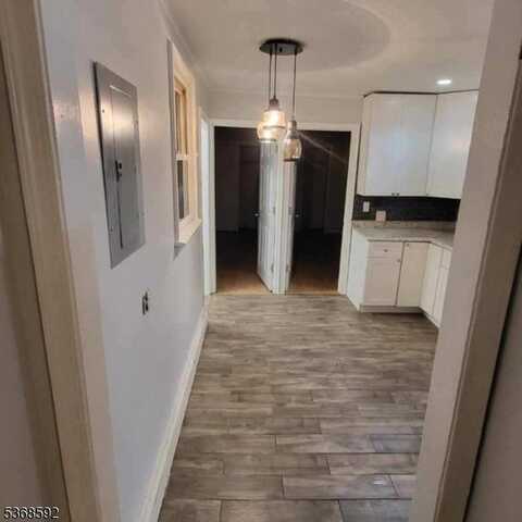 69 Riverside Dr, Oakland, NJ 07436