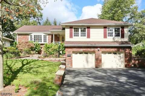 61 Fern Pl, Paramus, NJ 07652