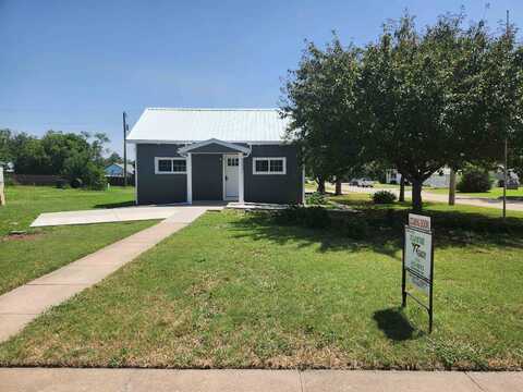 804 E 5th St, Russell, KS 67665