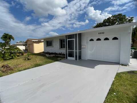 6990 NW 17th St, Margate, FL 33063