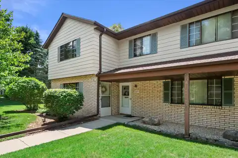 611 Dundee Ln, Hartland, WI 53029