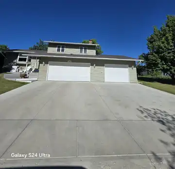 1615 NW Glacial Dr, Minot, ND 58703