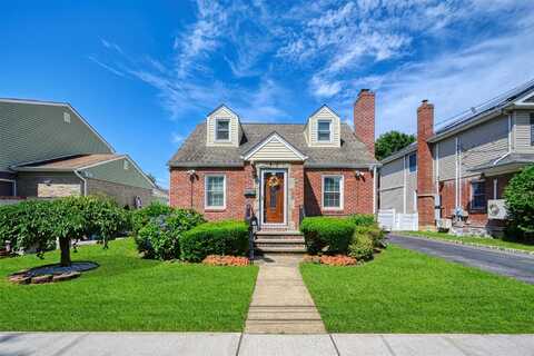 31 Pilgrim Street, New Hyde Park, NY 11040