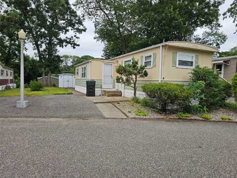 1964 River Rd, Calverton, NY 11933