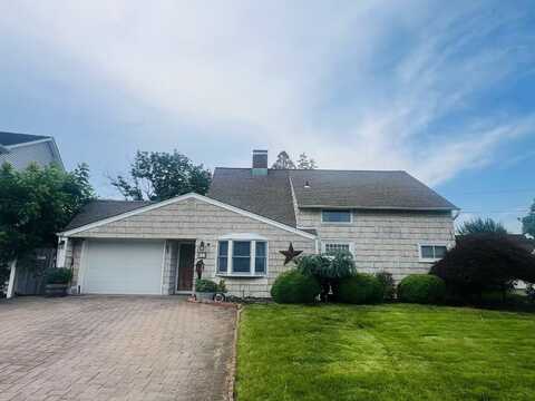 8 Bridge Lane, Hicksville, NY 11801