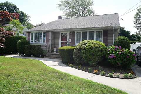 22 Victoria Road, North Babylon, NY 11703