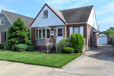 1055 Rosegold Street, Franklin Square, NY 11010