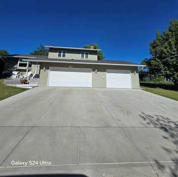 1615 NW Glacial Dr, Minot, ND 58703