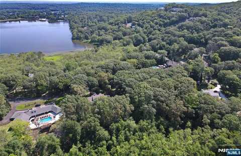 212 Seminole Lane, Franklin Lakes, NJ 07417