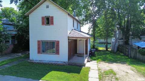 915 S 5TH Street, Clinton, IA 52732