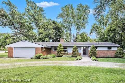 124 Belhaven Drive, Troy, MI 48085