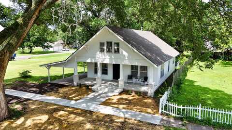 421 S Walnut St, Douglass, KS 67039