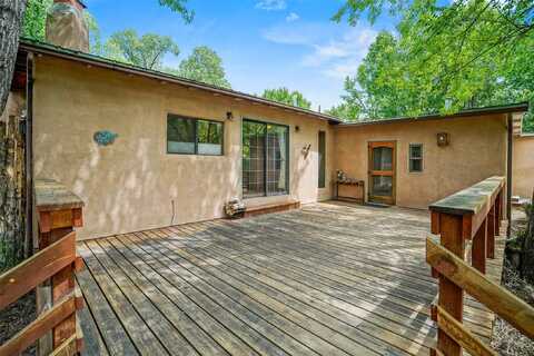 104 Guthrie Lane, Taos, NM 87571