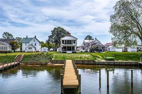 696 Main Street, Reedville, VA 22539