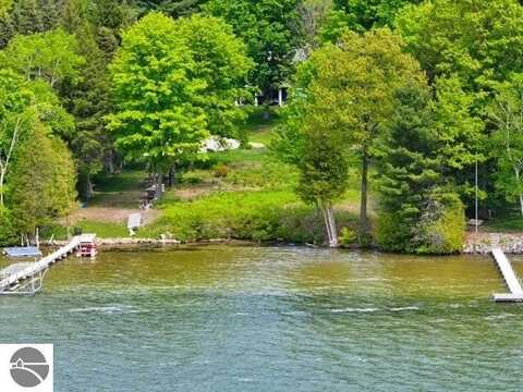 2620 Sandy Ridge Road, Lake Leelanau, MI 49653