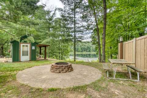 7306 N Perch Lake Drive, Bitely, MI 49309