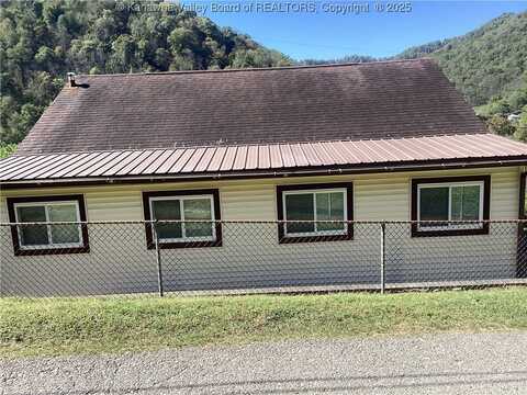 574 Churchill Road, Seth, WV 25181