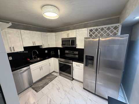 900 NE 195th St, Miami, FL 33179