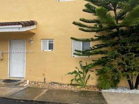 8165 NW 8th St, Miami, FL 33126