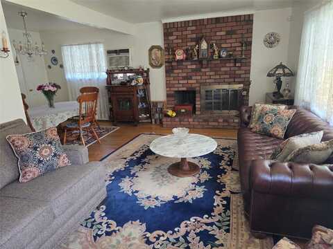 27 Leo Lane, Deer Park, NY 11729