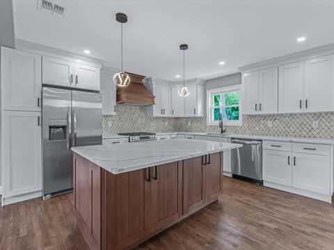 25 Riverdale Avenue, Oakdale, NY 11769