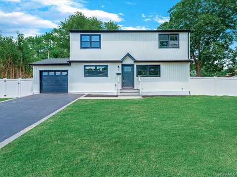 25 Riverdale Avenue, Oakdale, NY 11769