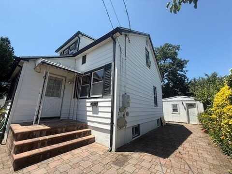 17 June Avenue, Bayville, NY 11709