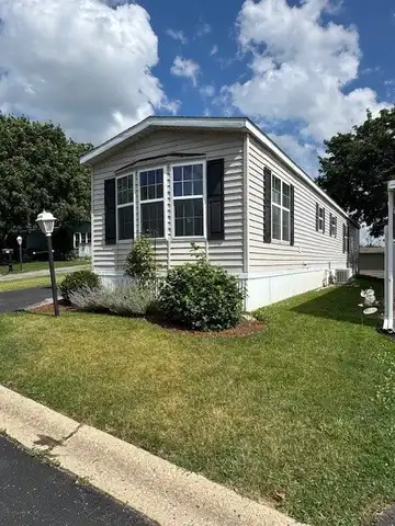 822 Oakbrook Drive, Crystal Lake, IL 60014