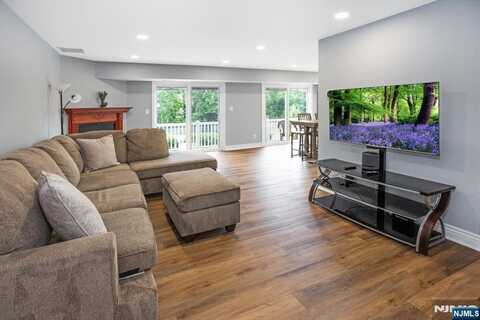 56 Woods Edge Drive, Roxbury Township, NJ 07876