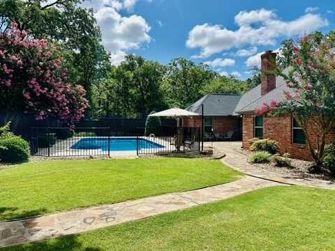 232 Wooded Hills Dr., Powderly, TX 75473