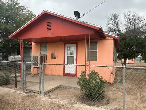1224 E 2nd St S, Pecos, TX 79772