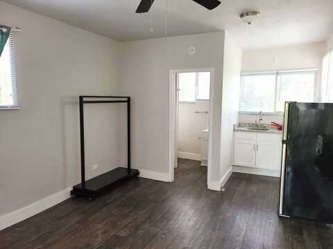 1405 Moore St, Commerce, TX 75428
