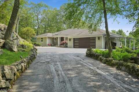 8 Hornbeam Ln, Kinnelon, NJ 07405