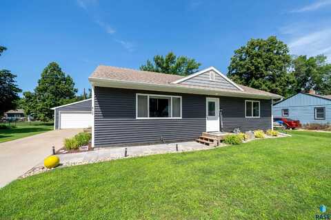 417 S Elm St, Lennox, SD 57039